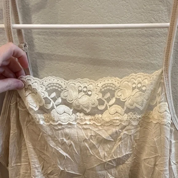 EUC Women’s Maurices Plus Size 1 Lace Trim Beige Long Tank Top Crinkle Camisole - Picture 3 of 7